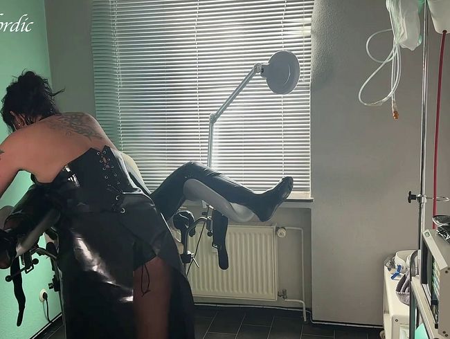 Nica-Nordic's Porno Video: Die Domina in Gummischürze und das Gummischwein in der Schmerzklinik