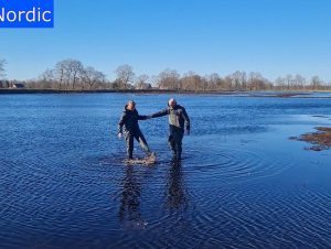 Nica Nordic Porno Video: Ein kleiner nasser Spaziergang zu Zweit in Wathosen