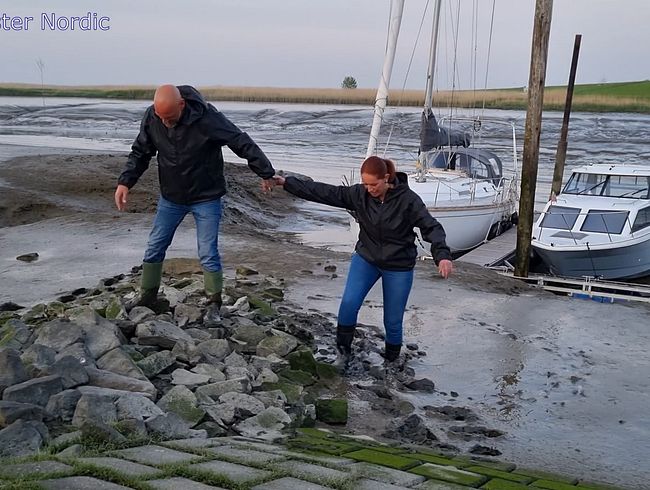 Nica Nordic Porno Video: Geimeinsamer Schlammspaziergang in Wellies
