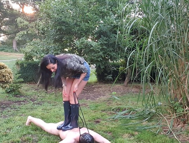 Nica Nordic Porno Video: Gummistiefellady tritt den skla*en durch den Dreck